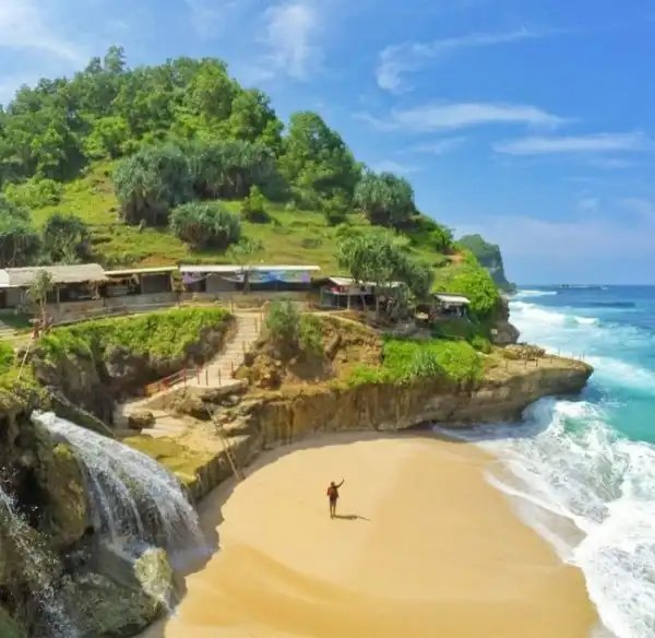 keindahan pantai banyu tibo